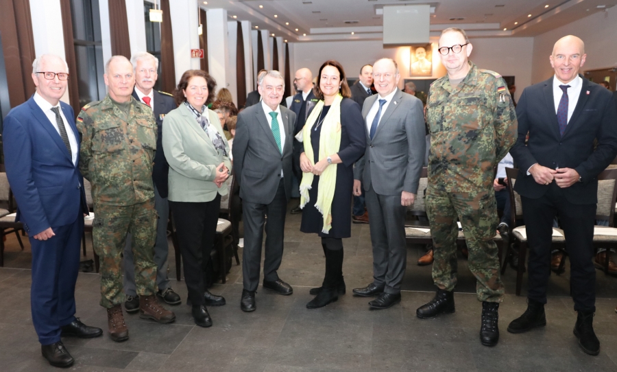 Über die zivile- und militärische Verteidigung in Westfalen diskutierten (v. l.) Manfred Müller als Vorsitzender von Westfalen e. V., Brigadegeneral Hans-Dieter Müller, der Landesbeauftragte des DRK NRW für den Bevölkerungsschutz Uwe Krischer, MdB Kerstin Vieregge, Landesinnenminister Herbert Reul, Regierungspräsidentin Anna Katharina Bölling, Landrat Christoph Rüther, Brigadegeneral Holger Eggert und Landesdirektor Dr. Georg Lunemann. © Bezirksregierung Detmold